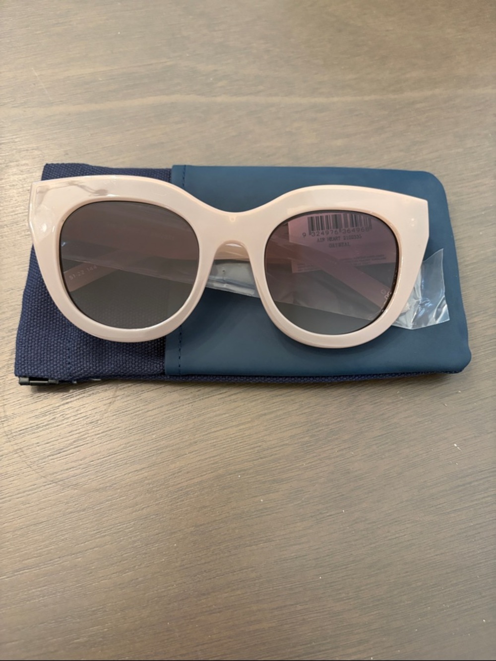 NWT Le Specs Air Heart Sunglasses in Oatmeal